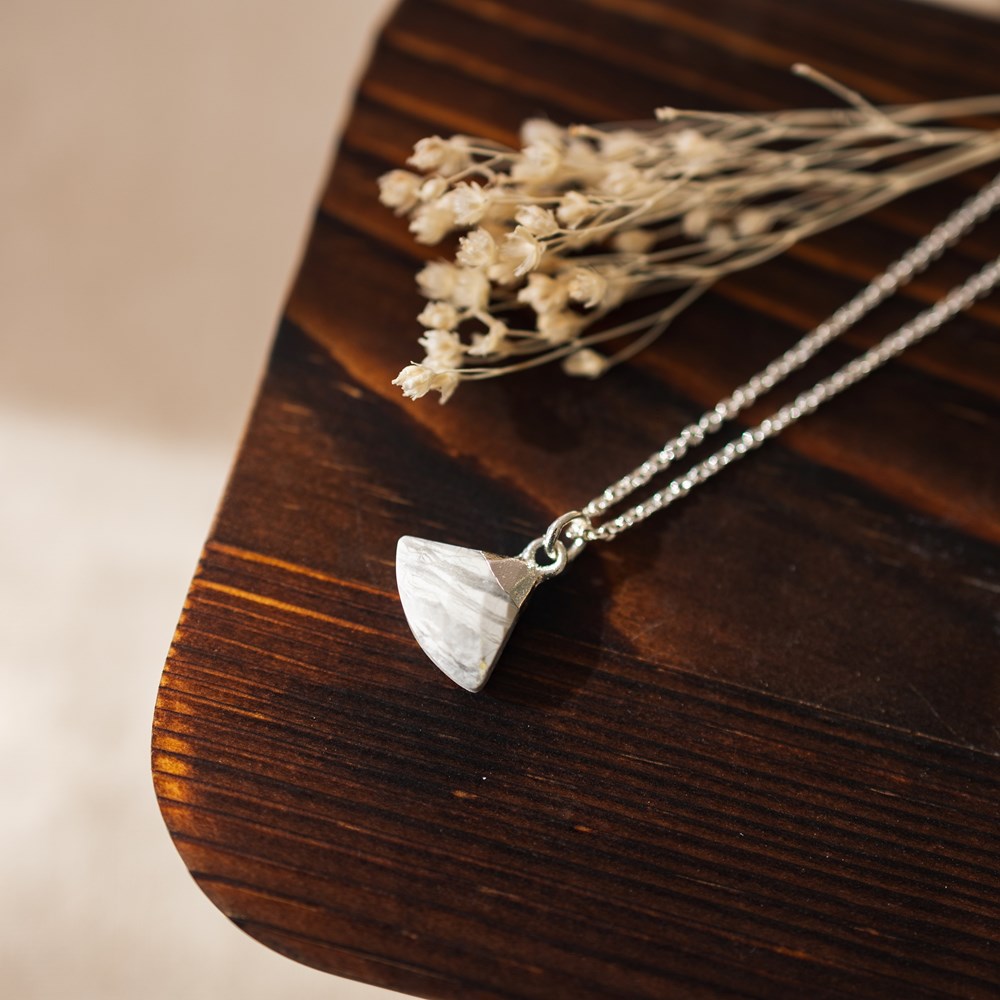 haze necklace-howlite