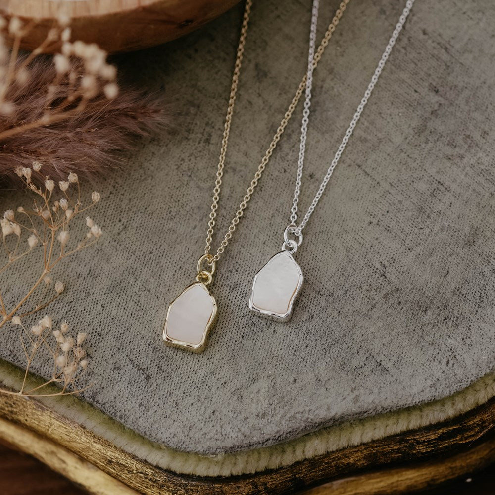 stone fleck necklace-mother of pearl