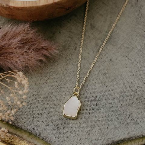 stone fleck necklace-mother of pearl